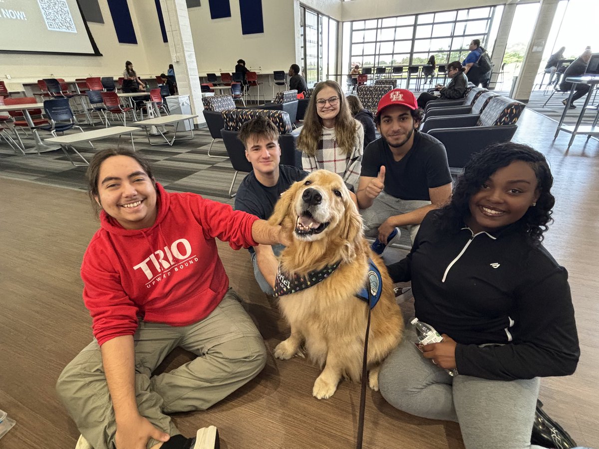 College of the Mainland on Monday during Finals Fest. Hope my visit helped with the stress of finals.🐾❤️🎚