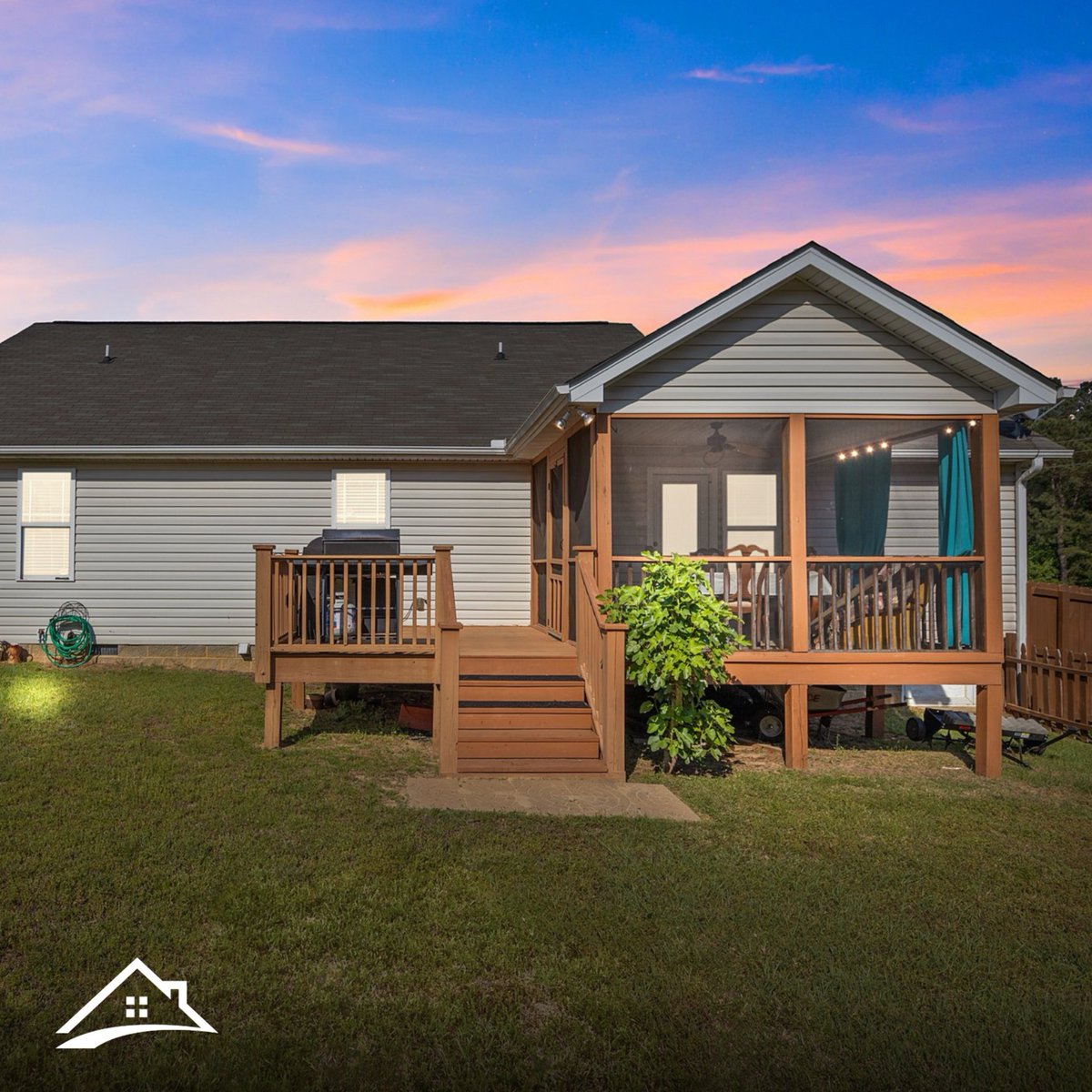 Charming ranch home with screened-in porch, grilling deck & fenced back yard! 🏡 
📌 24 High Standard Lane, Angier NC 27501
🎯 $350,000
3 bed | 2 bath | 1,346 sq.ft. | 0.49 acres

☎️ (919) 845-9909
🌐 bit.ly/3WiwVDP
#ncrealestate #newlisting #property #angier #ranch
