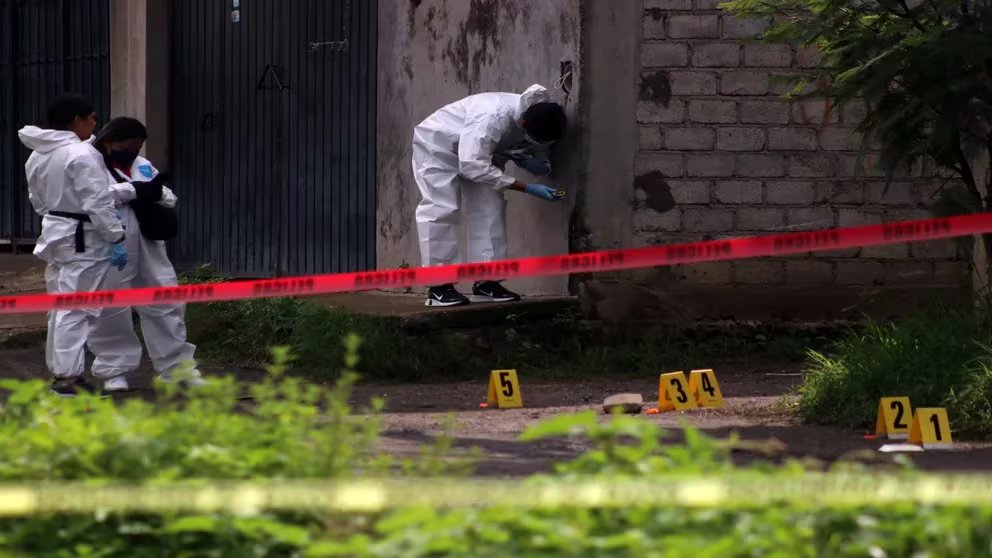 Hallan tres cuerpos sin vida en Ensenada, zona en donde desaparecieron dos surfistas australianos y uno estadounidense Los tres hombres extranjeros fueron vistos por última vez el 26 de abril; autoridades de Australia, EEUU y México participan en la búsqueda