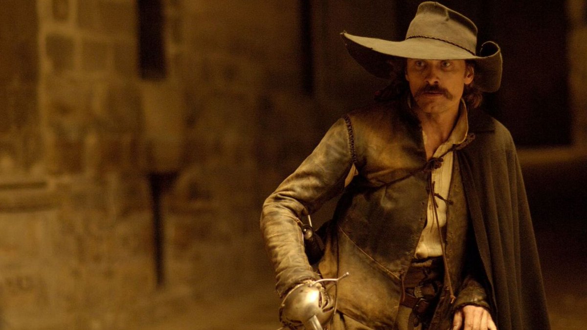 'Alatriste', del libro de Arturo Pérez-Reverte a la película de Viggo Mortensen. Fue la película más cara del cine español y ganó tres premios Goya. ➡️rtve.es/n/16078873 A las 22:05 h en La 2. #SúbeteaLa2