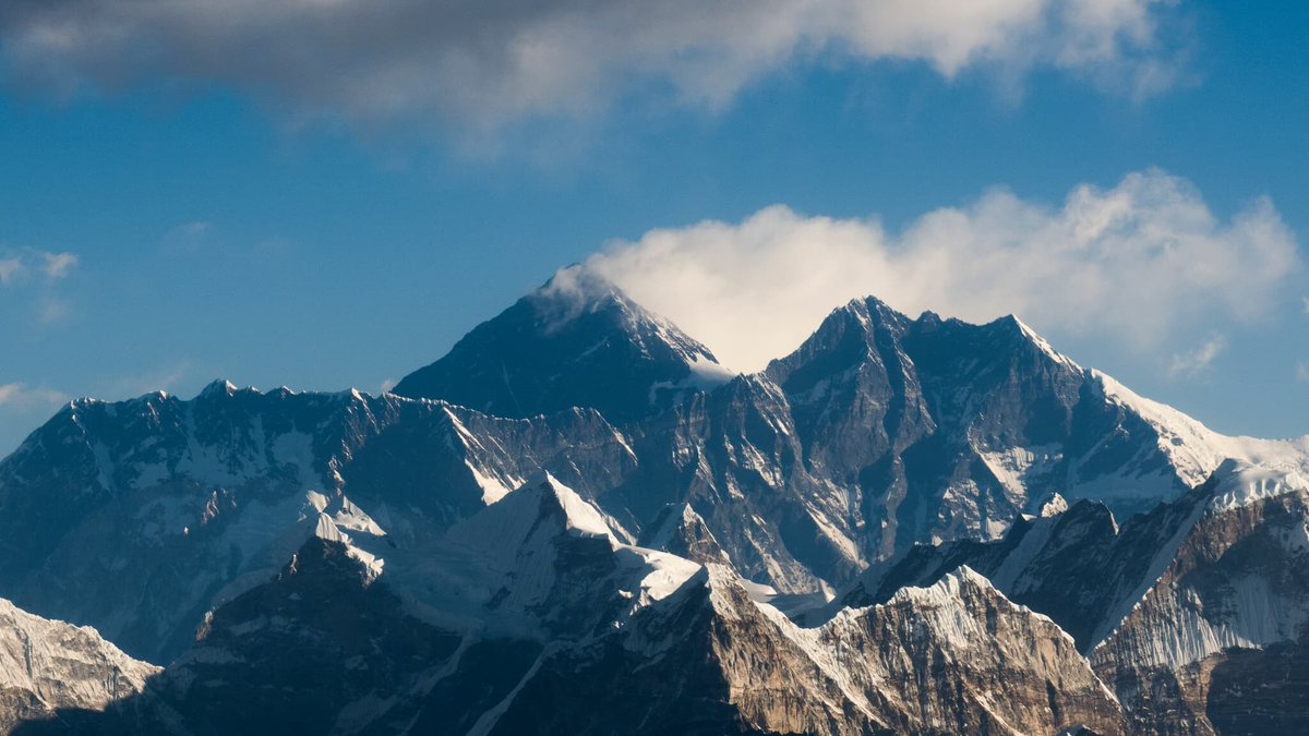 Surfréquentation, pollution, banalisation: pourquoi l'ascension de l'Everest risque d'être limitée l.bfmtv.com/UXy5