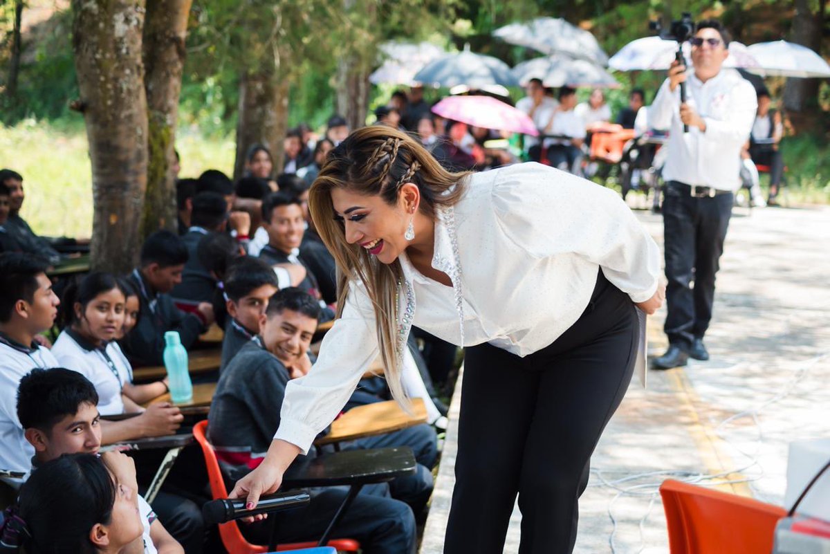 doctoravero's tweet photo. 📚Para involucrar a las juventudes en el FOMENTO A LA LECTURA, programa impulsado por nuestro Gobernador @salomonj, llegamos a la zona Mixe, Plantel #COBAO 41 #Totontepec. Recorrimos el plantel, para fortalecer objetivos educativos del Estado. https://t.co/dosf7RzBYQ