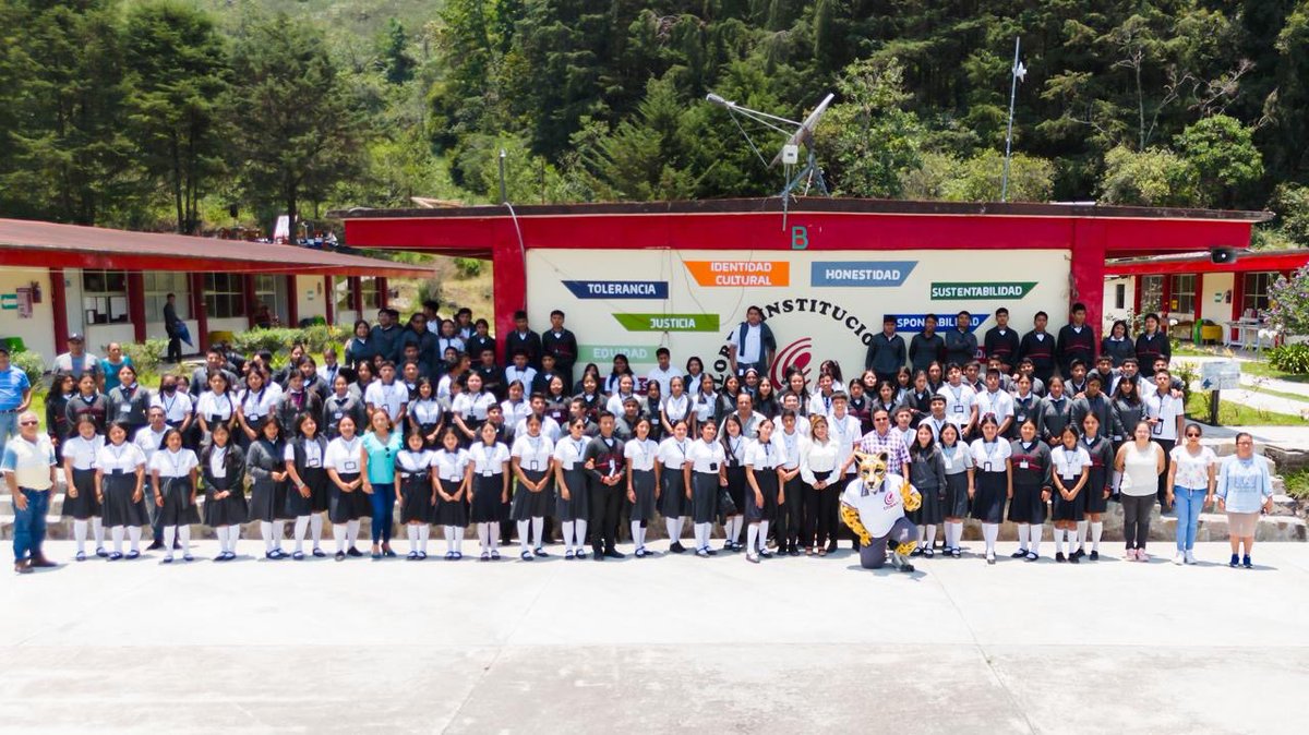 doctoravero's tweet photo. 📚Para involucrar a las juventudes en el FOMENTO A LA LECTURA, programa impulsado por nuestro Gobernador @salomonj, llegamos a la zona Mixe, Plantel #COBAO 41 #Totontepec. Recorrimos el plantel, para fortalecer objetivos educativos del Estado. https://t.co/dosf7RzBYQ