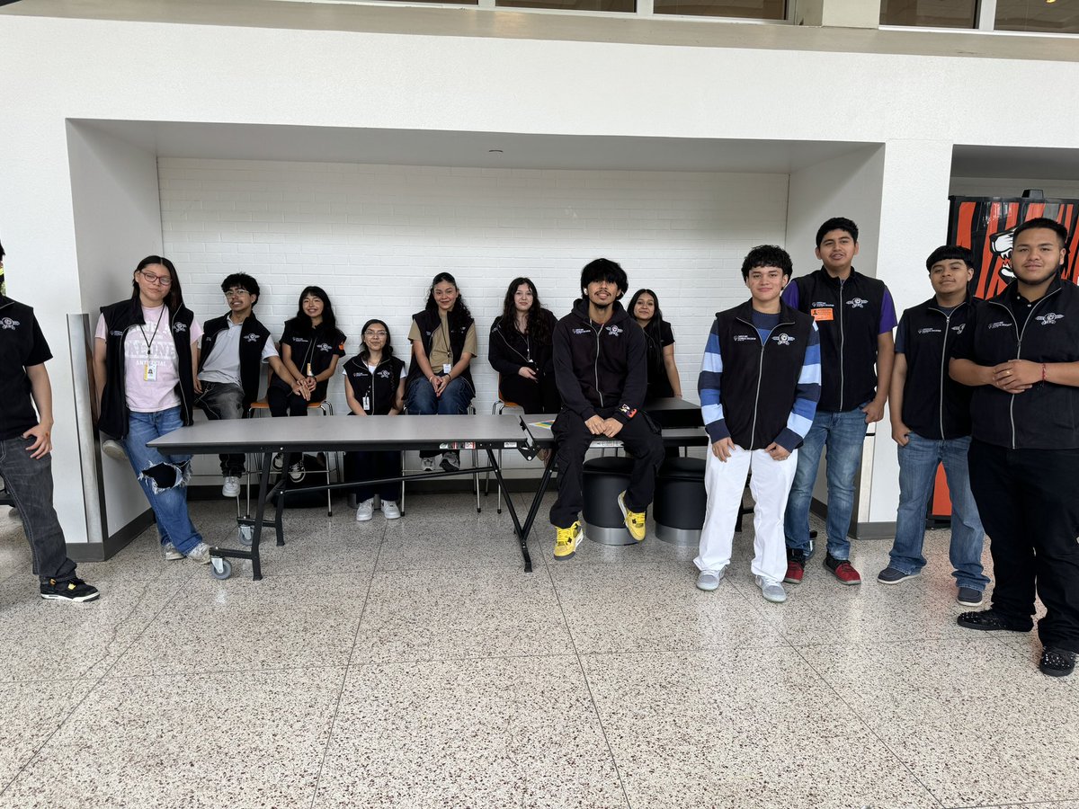 Today’s advanced marketing students got to job shadow the school store seniors! For a canes event! It was a success these juniors are ready to run the store! @iisdCTE @IrvingHigh