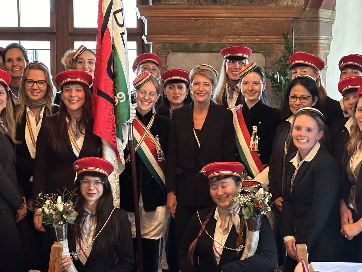 Ein farbiger und freudenvoller Anlass: Bundesrätin Karin Keller-Sutter v/o Courage wurde von der Frauenverbindung Kybelia an der ⁦@HSGStGallen⁩ zur Ehrenphilisterin ernannt.