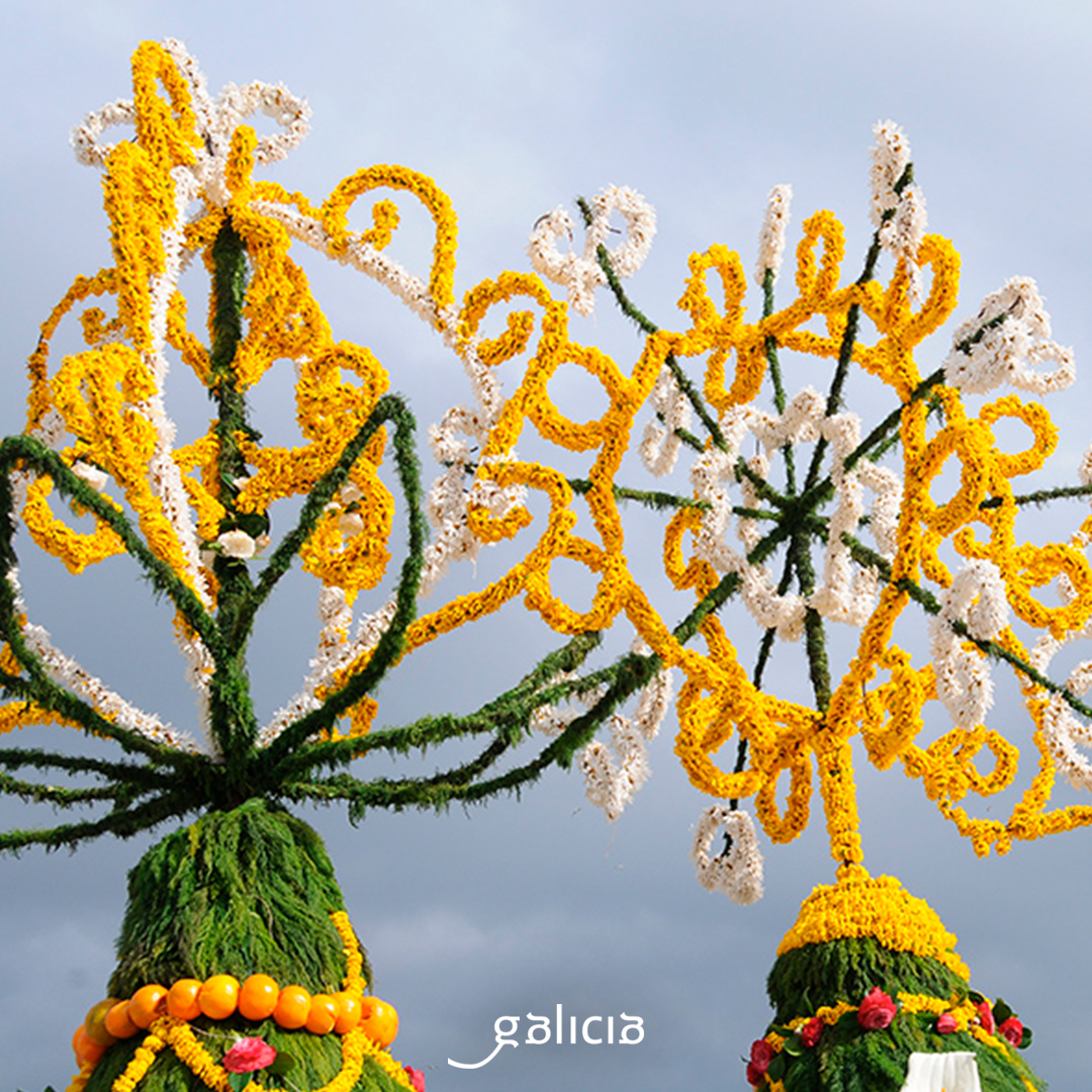 📅 Este domingo 5 de mayo se celebra en #Ourense una de las fiestas más tradicionales de #Galicia, la Festa dos Maios, en la que se mezclan naturaleza, coplas e imaginación. 🌼 ¡Una verdadera representación de la Primavera! #PídecheGalicia #FiestasDeInterésTurístico