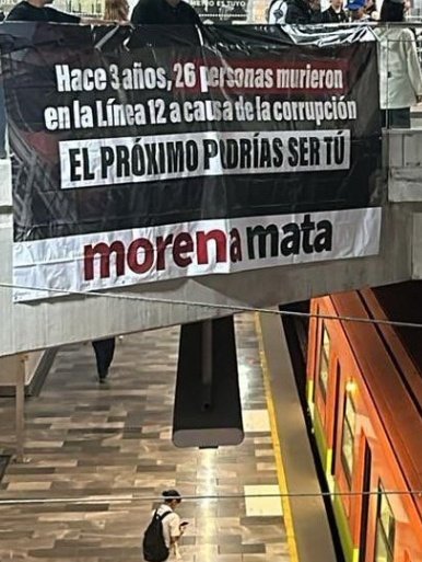 Hoy amanecieron varias estaciones de metro con éstas pancartas, porque la gente no olvida aquella noche en la que por culpa de unos infelices que no le dieron mantenimiento al metro murieron 26 personas 🙏🏻 Y todavía se atreven a pedir un '2do Piso' estos miserables