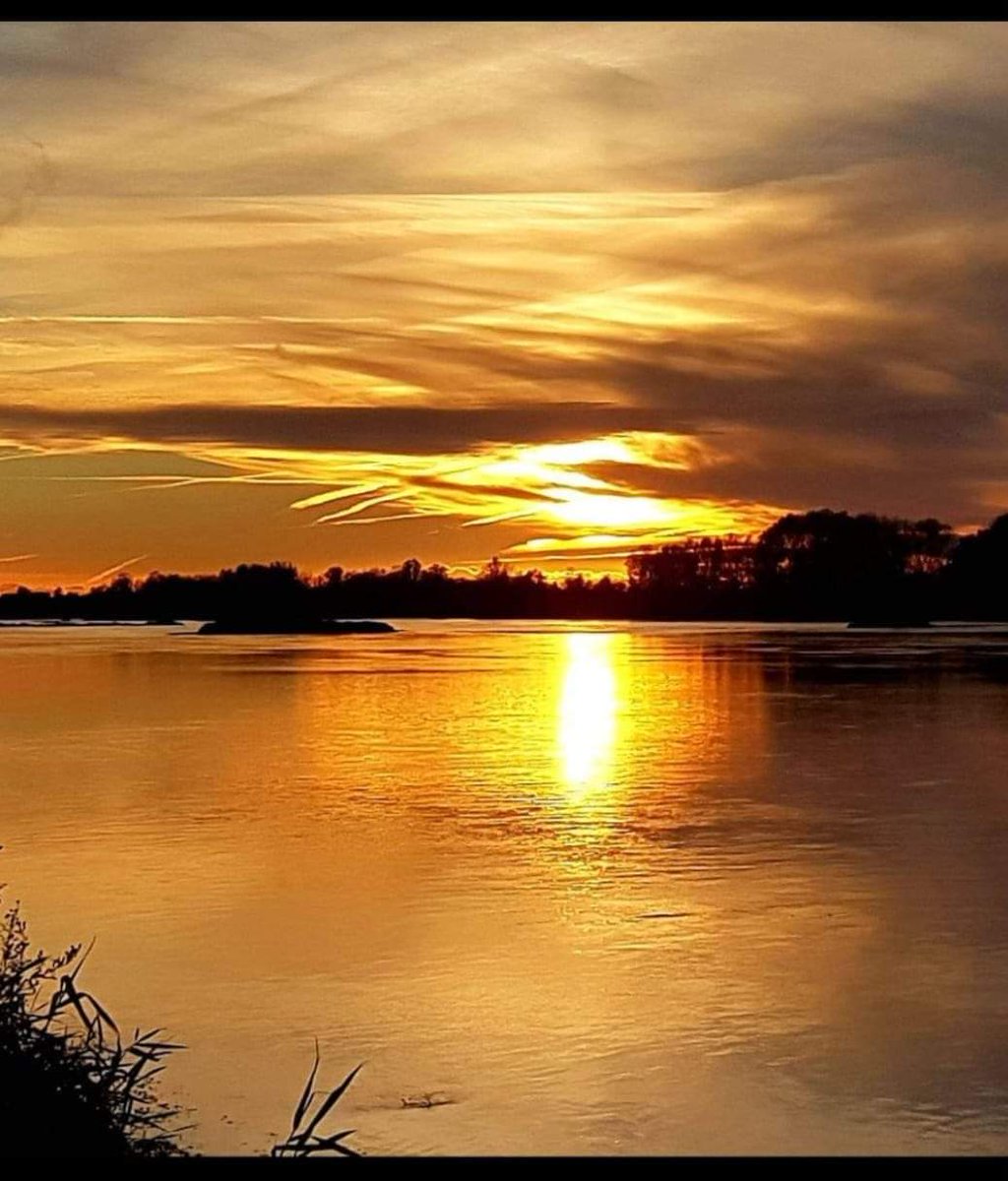 @PatrickGure Joli Vendredi soir...🙂🙃 Le Soleil se couche...⭐️ Bord de Loire 🙏🕶😘