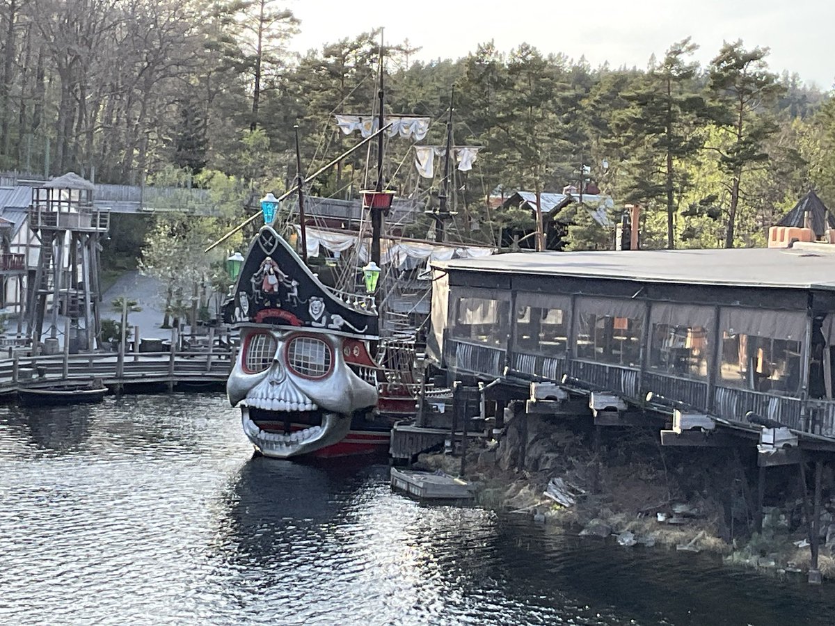 There are so many reasons why I love 💕 Norway 🇳🇴, and this view outside of my lodge window in Dyreparken just added another! 🏴‍☠️