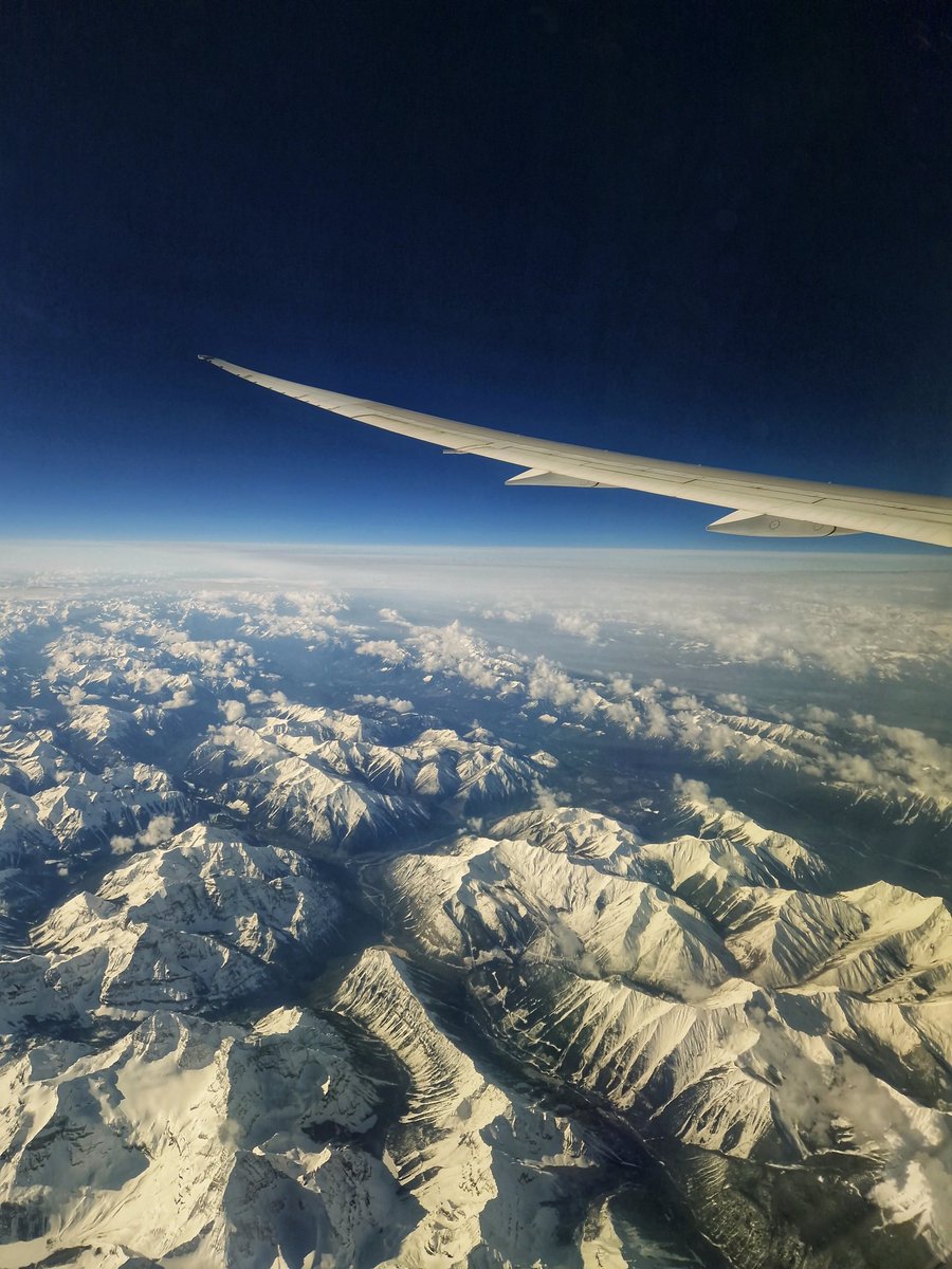 Keeping the dreamliner window dimmers on the darkest setting (when they're not locked on🙄) on a day flight should be a crime. Imagine missing views like this - #wingfriday this week all but live from the Canadian Rockies🏔✈️