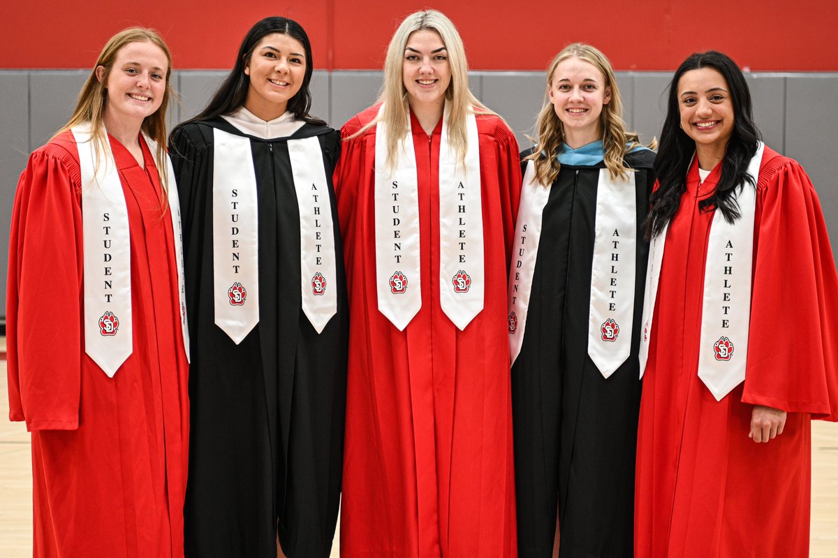 What it’s all about. Happy graduation day, Coyotes! 👩‍🎓 

#GoYotes x #WeAreSouthDakota 🐾