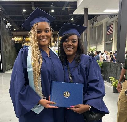 Congrats to Jada and her mom Kemi! Both graduated HCC today with their AA degrees! Jada is a senior @Armwood_HS w/ enough credits thru dual enrollment for her AA. Her mom went to HCC with her to finish her degree! Up next: UCF for Jada & USF for Kemi! #HCPSgrads2024