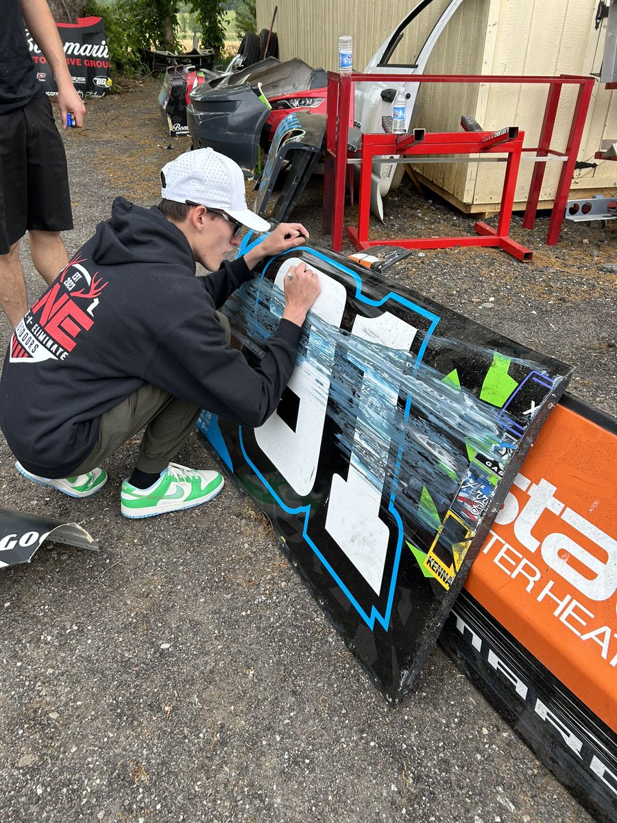 A stop at Jordan Anderson Racing earlier this week turned into an autograph session real quick ✍🏼🖊️ Thanks guys! Head over to our website for all things Jordan Anderson, Parker Retzlaff and Jeb Burton / link in bio 🏁