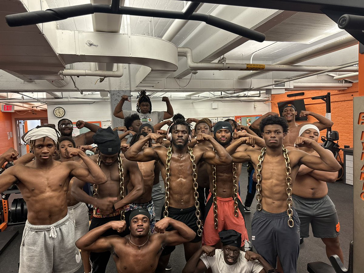 The boys have been getting after it in the weight room. We call today Flex Friday @CoachBerry3211 🟠⚫️🐾🐅