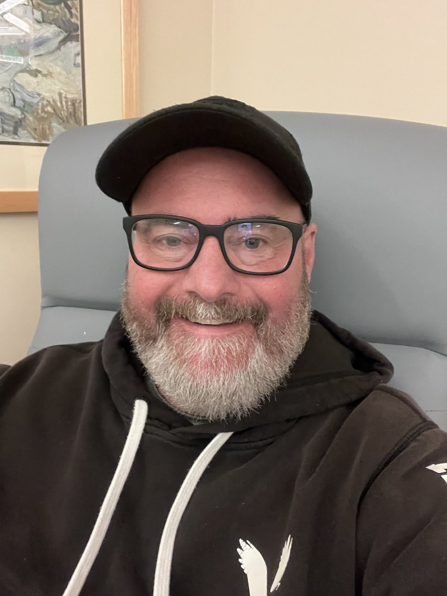 Here I am, in a BIG blue comfy chair in the radiotherapy waiting area at @BCCancer Vancouver. Let's do this!👊🏻
#FuckCancer #StageIV #ColonCancer