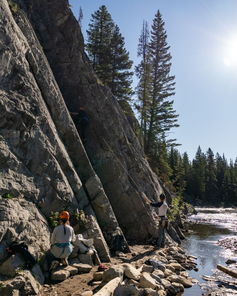 There are several unique ways to explore @BanffNP such as:

🚵‍♀️ - Renting a bike.
🥾 - Guided hiking tours.
🚁 - Scenic helicopter flights.
🐴 - Horseback and carriage rides.
🛶 - Canoe and paddleboard tours.
🧗‍♂️ - Canyoning and climbing tours.
📰 banfflakelouise.com/blog/things-to…

#MyBanff