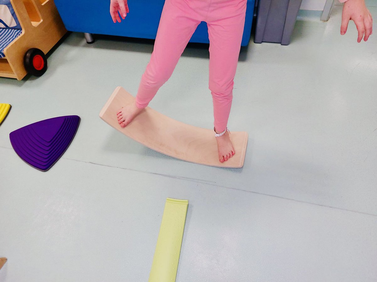 #AmiciDellaPediatria 🩵 #Venerdi è #Gym ADP con la #psicomotricità per #bambini.
È una disciplina che si focalizza sull’unità mente-corpo attraverso il #gioco e le esperienze corporee per supportare la crescita del bambino e per favorire uno sviluppo armonico. 
#CrescendoGiocando