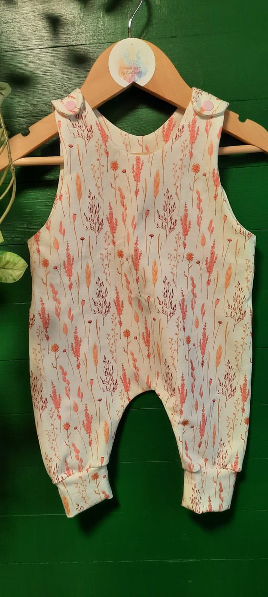 Another new romper made! In our wild meadow print, which is mainly an off white with gorgeous pops of pink and orange for the flowers.
#sashcrafterskeepsakes #simplyuniquebysashcrafters #handmadewithlove #uniquegift #numonday #handmadegifts #babyclothes