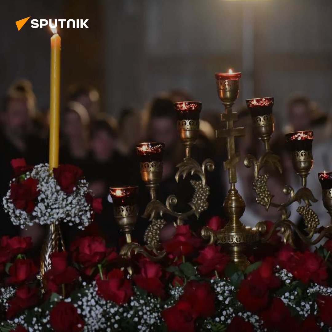 ☦️🇷🇸 Patrijarh SPC Porfirije služio je večernje Velikog petka u Hramu Svetog Save tokom kojeg je izneta plaštanica, platno koje simbolizuje stradanje Isusa Hrista. ⛪️ Po polaganju plaštanice, vernici su je celivali, a to mogu da učine sve do sutra uveče, uoči Vaskrsa, koji…