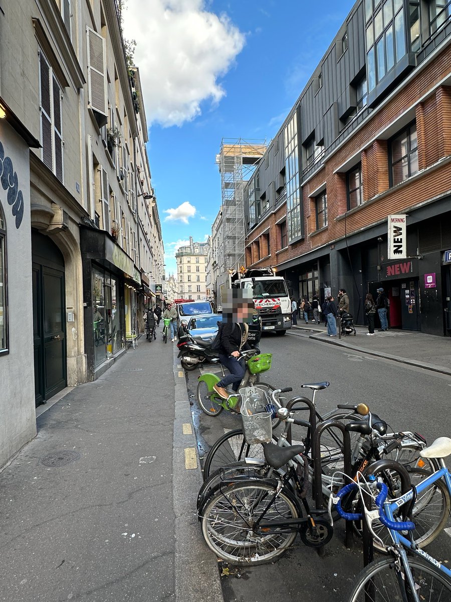 Le cycliste de #paris10 est pressé. Il n’attend pas les camions poubelles. Il passe en force entre le trottoir et le camion au risque de percuter les éboueurs qui font leur travail.
Sinon, ils roulent sur le trottoir au risque de percuter les piétons.
Une vraie zone de rencontre!