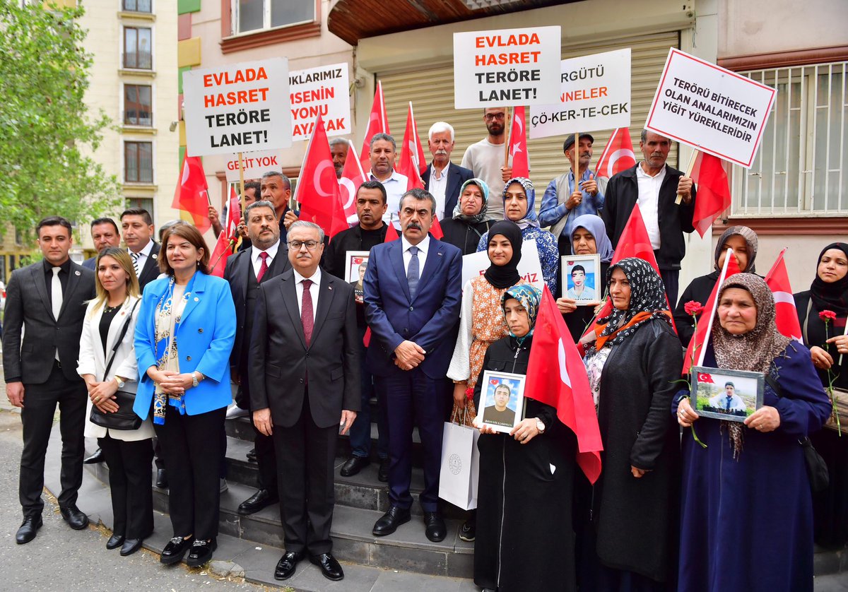 Milli Eğitim Bakanımız Sayın @Yusuf__Tekin ile evlat nöbeti tutan Diyarbakır Anneleri'ni ziyaret ettik.