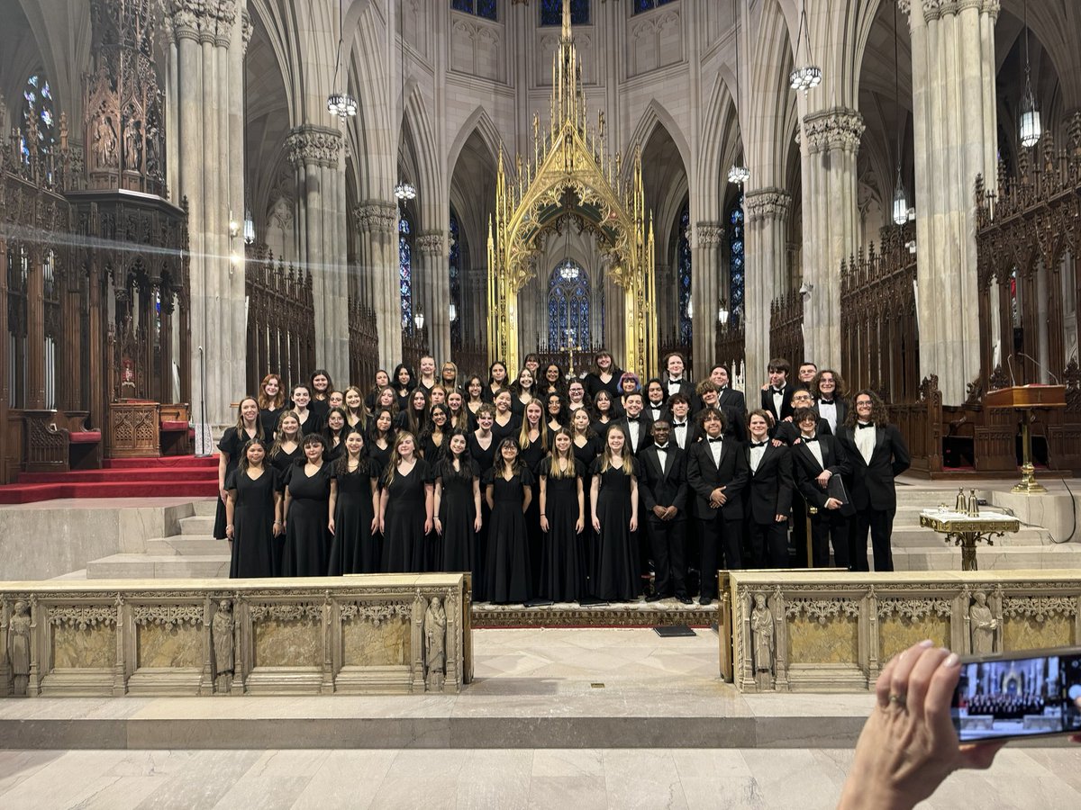 So proud of @ChoirDirectorWC & their kids performance today @StPatsNYC today! So proud of them! @CoachNateShaw @RootEdSA @churchillpta @agallen2002 @tlozano628 @jferschafer @texashector