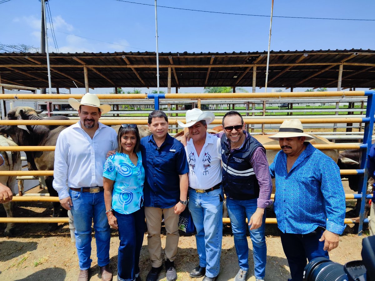 En el inicio de la campaña de vacunación contra fiebre aftosa <a href="/DPalaciosEc/">Danilo Palacios</a>, ministro de <a href="/AgriculturaEc/">Agricultura, Ganadería y Pesca Ecuador 🇪🇨</a> expresó el compromiso es franco y decidido del Gobierno. Hay un contingente de 1.000 técnicos que colaborarán, estamos fomentando más oportunidades para el sector.