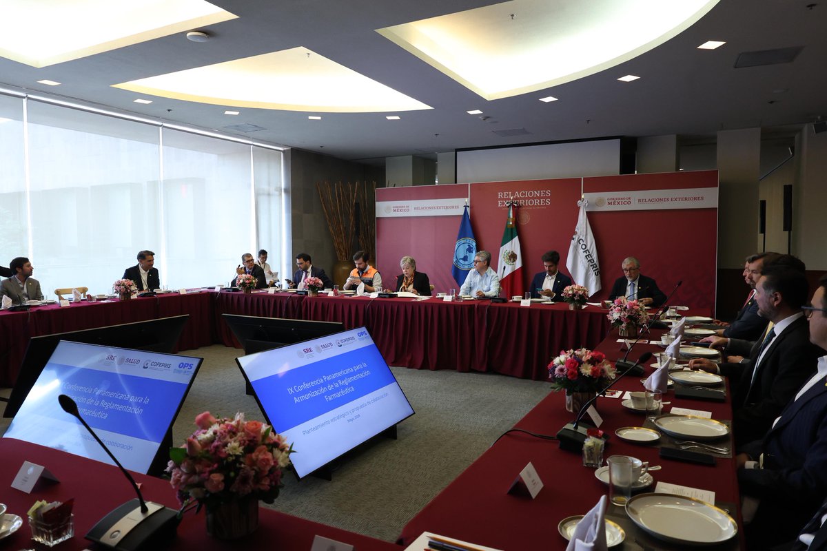 📸 Para promover la integración del mercado farmacéutico de América Latina, que se encuentra en expansión y es uno de los de mayor potencial del mundo, la canciller Alicia Bárcena, el titular de la COFEPRIS, @AlexSvarch, Jean-Marc Gabastou de la @OPSOMSMexico, el subsecretario…