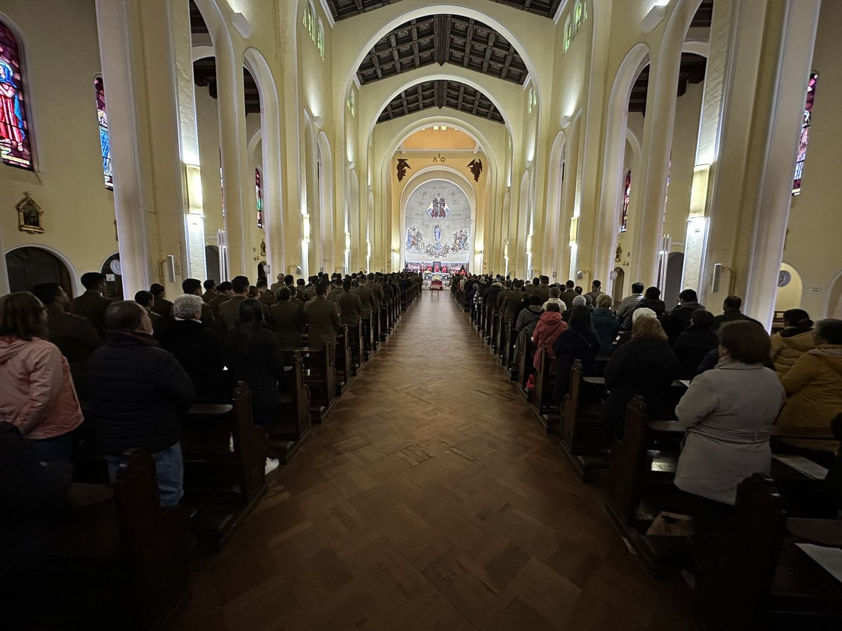 Esta mañana, nuestro Gobernador @rdiazworner asistió a misa en la Catedral de Concepción, presidida por Monseñor @iglesiadeconce Bernardo Álvarez, en homenaje a los 3 funcionarios de @CarabBioBio asesinados en Cañete y por el 97 aniversario de @Carabdechile