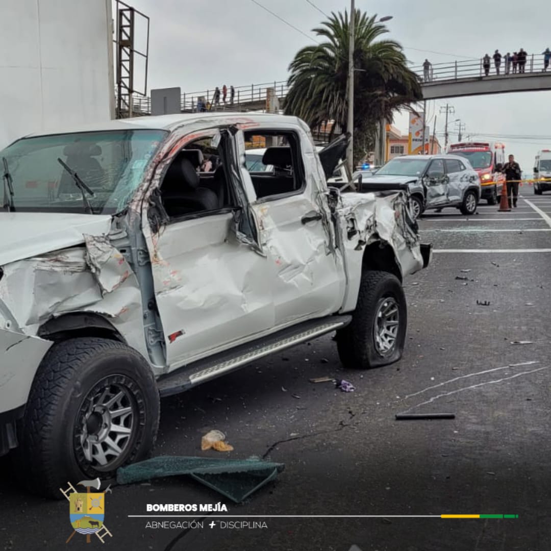 BomberosMejia1's tweet image. 11 vehiculos livianos 🚗, 4 vehículos pesados 🚛 y 1 bus interprovincial 🚐 involucrados en el accidente.
Gracias a la coordinación con el @ECU911Quito, #BomberosMejía 👩🚒🚒🔰 @BomberosQuito @PoliciaEcuador atienden a los afectados.⛑️