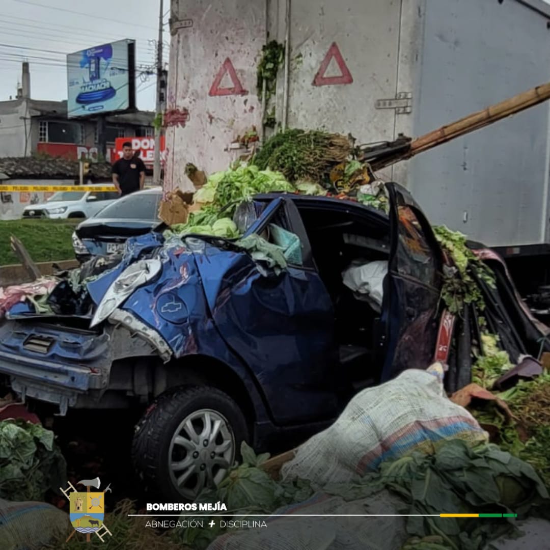 BomberosMejia1's tweet image. 11 vehiculos livianos 🚗, 4 vehículos pesados 🚛 y 1 bus interprovincial 🚐 involucrados en el accidente.
Gracias a la coordinación con el @ECU911Quito, #BomberosMejía 👩🚒🚒🔰 @BomberosQuito @PoliciaEcuador atienden a los afectados.⛑️