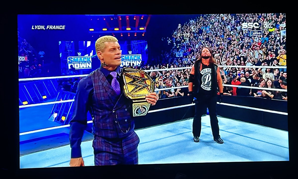 تشجيع كبير لبطل WWE كودي رودز في فرنسا 🇫🇷! 

#SmackDown