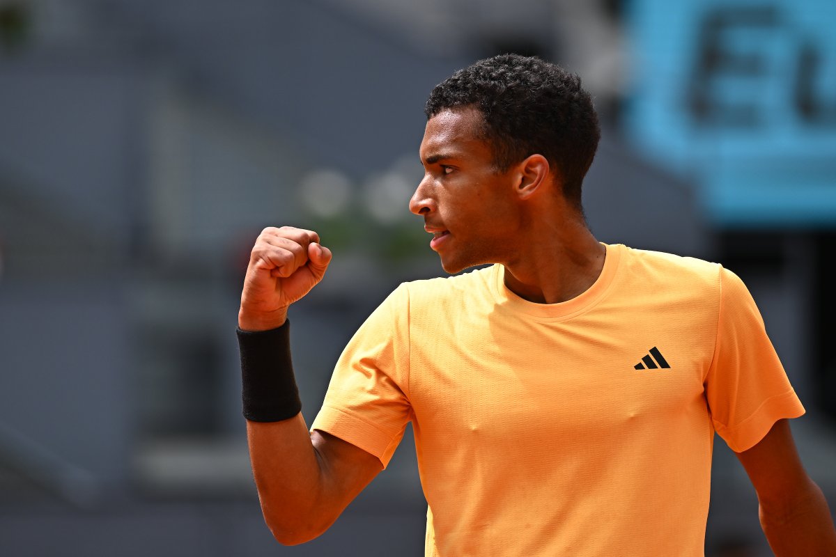 🚨Felix Auger-Aliassime is into the finals of the Madrid Open His opponent Jiri Lehecka is unable to continue with a back injury Felix's path def Nishioka 4-6, 6-1, 6-4 def Mannarino 6-0, 6-4 def Mensik 6-1, 1-0 ret. def. Ruud 6-4, 7-5 Sinner W/O def Lehecka 3-3 ret. #MMOPEN