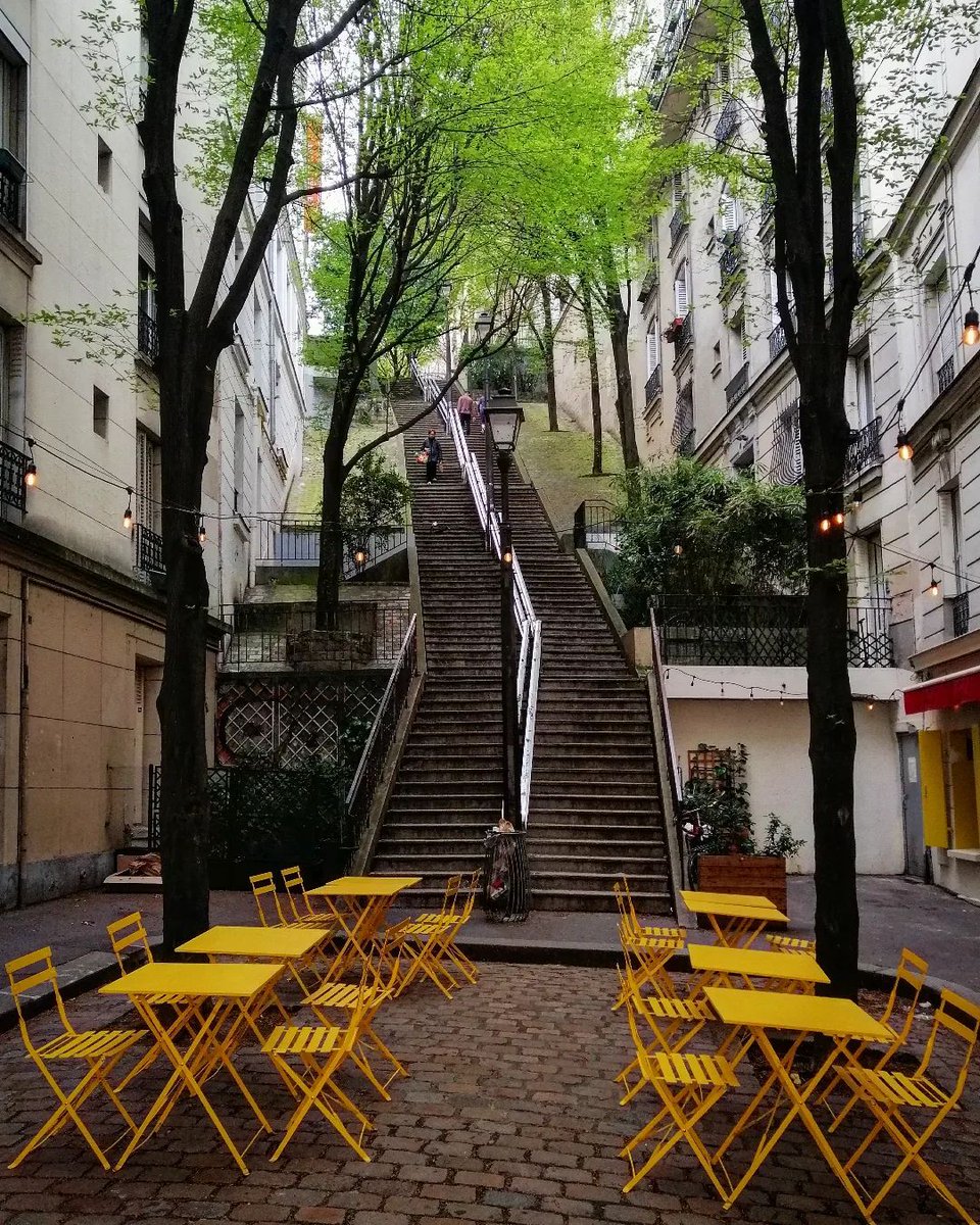 Qu'allez-vous faire ce week-end ? 😀 📍Square Caulaincourt 📸 ©cyrilbzm #visitparisregion