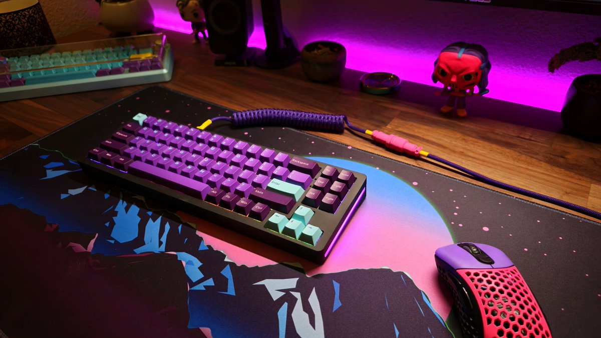 Man those Galaxy key caps sure pop. With the space cable retrowave. @Space_Cables @kineticlabs1
