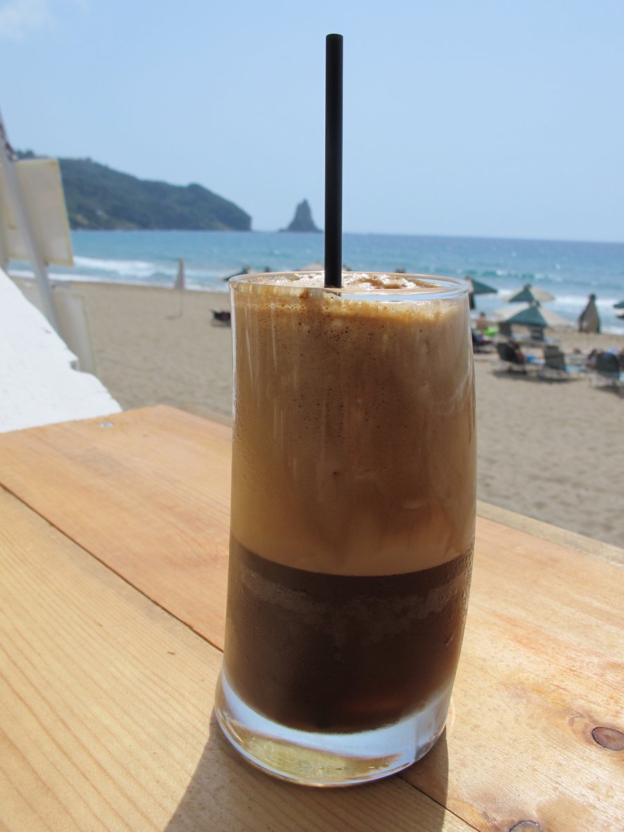 El cafè frappé (en grec, «καφές φραπέ») és una beguda freda típica de Grècia. És fet de cafè instantani, sucre, aigua i gel, batut de manera que creï una capa densa d'escuma. Voluntaris per a millorar el nivell ortogràfic i gramatical d'aquest article? ca.wikipedia.org/wiki/Cafè_frap…