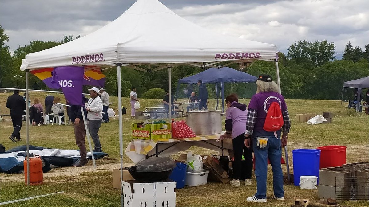 Aprovechamos las fiestas de nuestra Comunidad para acercarnos a las casetas de Podemos en Mostoles y San Sebastián de los Reyes y confraternizar con lxs compañerxs. Con la mejor militancia del mundo! 💜💪