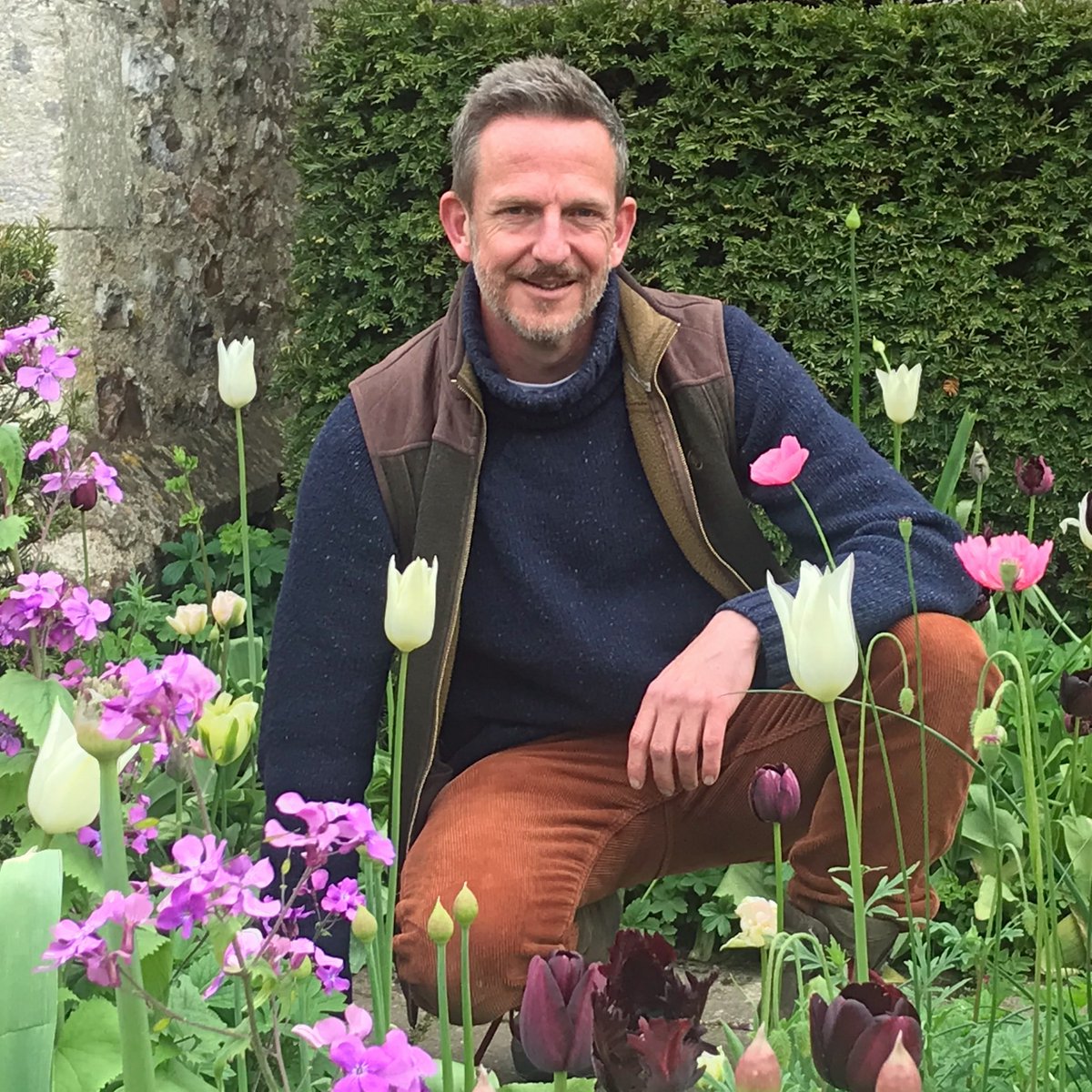 Tonight, Nick's in Devon exploring the garden at South Wood Farm where a modern planting scheme makes the most of a traditional setting. See you at 9pm on BBC Two 🙂 🌷 #GardenersWorld #Gardening #GardenDesign #Spring