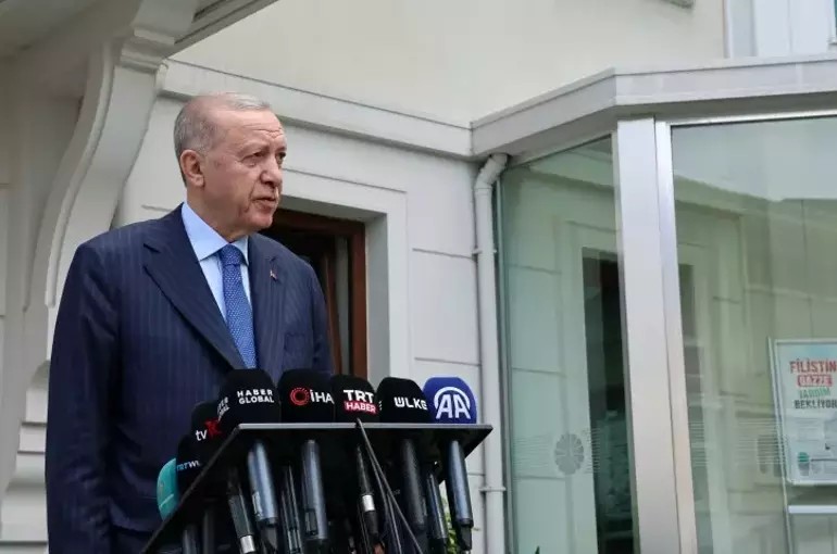 Cumhurbaşkanımız @RTErdogan CHP Genel Başkanı Özgür Özel ile görüşmesiyle ilgili, 'Bu adımın atılmasıyla siyasetin ülkemizde çok daha yumuşama dönemine girdiğini görüyoruz.Ben de Özgür Bey'e ilk fırsatta böyle bir ziyaretin karşılığını yapacağımı söyledim' ifadelerini kullandı