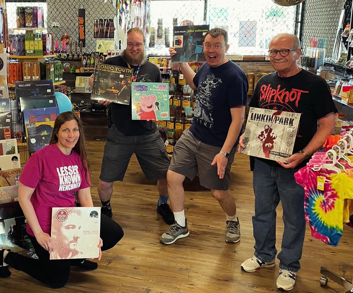 We’re feeling those #Fridayvibes!⚡️ It’s #BandTeeFriday & #FreeVinylFriday here at #QuonsetHut!!! Wear your #bandtee👕every Friday & get 10% off #vinyl!😁 Spend $10 or more in vinyl & get a free selection from our $5 budget bin or our 45’s box.

❤️🤘🏼#Tellafriend! #qhut