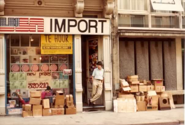 Hoy os traigo la historia de USA Import Records, legendaria tienda de discos fundada en Amberes en 1973 por el belga de origen español José Pascual. El padre de José era de San Sebastián y emigró a Bélgica durante la Guerra Civil. Allí nació nuestro protagonista 🧵