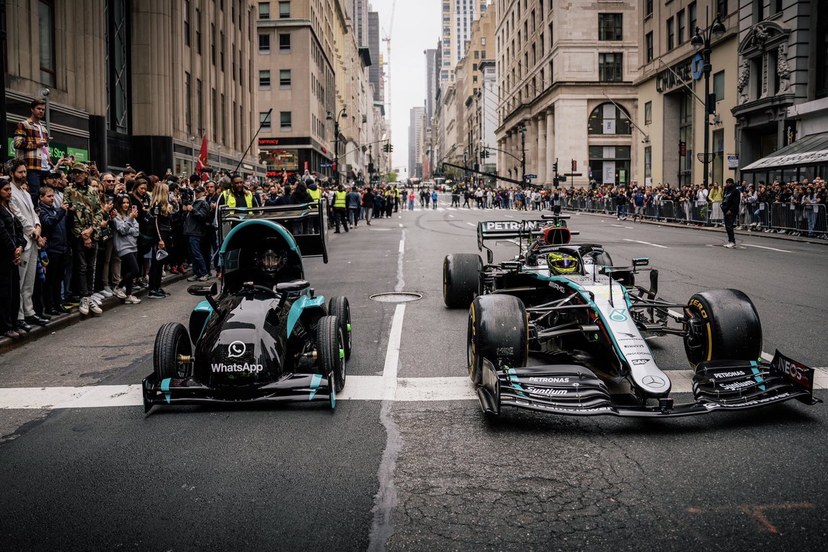 #Formula1 ¿Ya notaron que desde el martes el #Emoji del carrito de carreras de #WhatsApp es negro y verde? Es porque ahora es un #MercedesAMGF1 Fue todo un acontecimiento en #NYC #Manhattan con todo y el #EmpireState #F1
