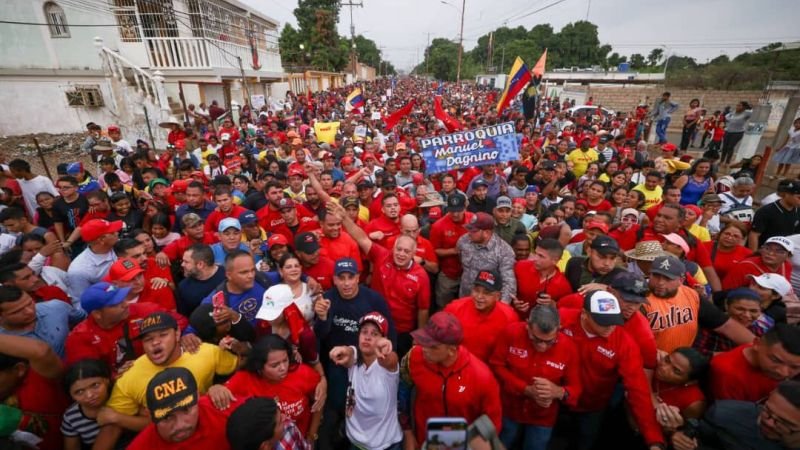 CISPAlDia Con una apoteósica marcha una vez más el Zulia demostró que la Revolución Bolivariana tiene un pacto con el Pueblo y los opositores con la burguesía, 'por eso a nosotros nadie nos sacará de las calles'.
Leales Siempre 🇻🇪✌️🇻🇪
@ACoronadoVzla 
@CISPresidencial 
@CISPZulia