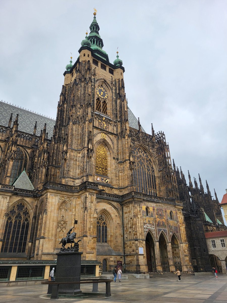 itsalwaysyeswu's tweet image. gotyk to najlepszy styl architektoniczny w calej historii jebac wasz minimalizm nie zapraszam do dyskusji