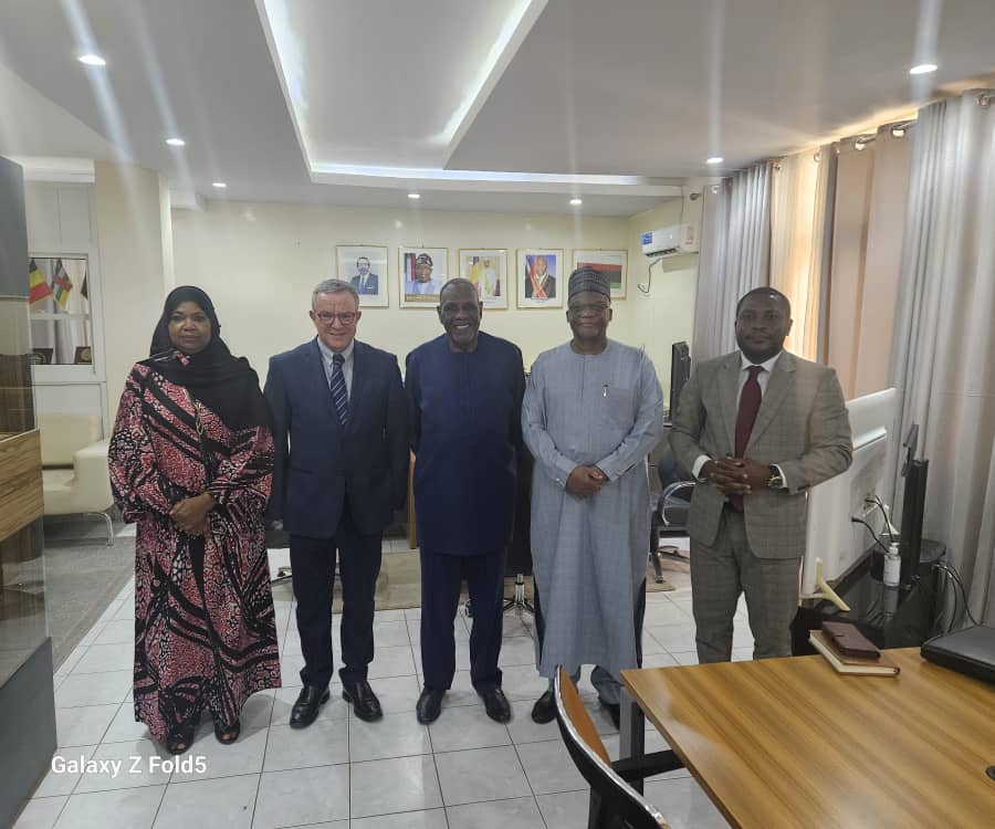 The Special Envoy of @lcbc_cblt on the Chadian Transition, H.E. Baba Gana KINGIBE, granted audience to the Leader of the Electoral Mission to Chad of the International Organization of Francophonie @OIFrancophonie H.E. Mohamed AUAJJAR, at the Executive Secretariat of the LCBC in…