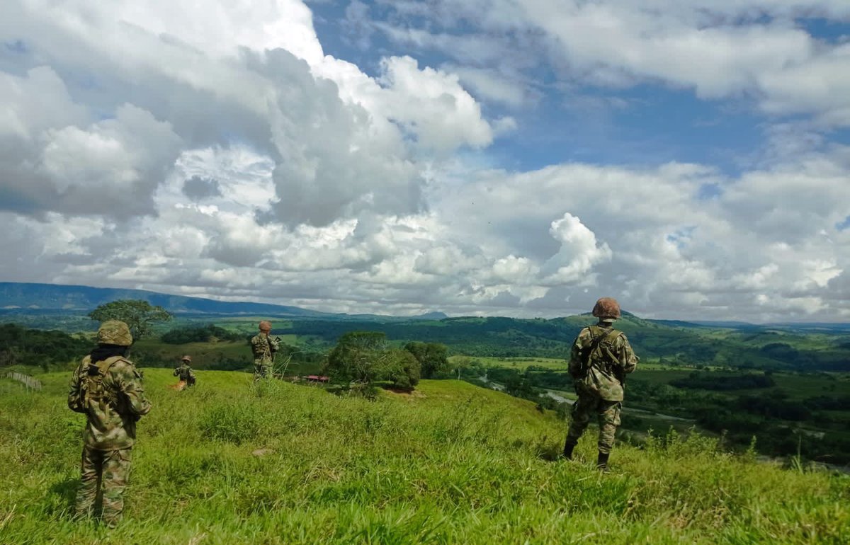 En Mesetas y Uribe, nuestros valientes soldados de la #SéptimaBrigada están llevando a cabo labores de control territorial con compromiso y dedicación.
#GarantesDelDesarrollo