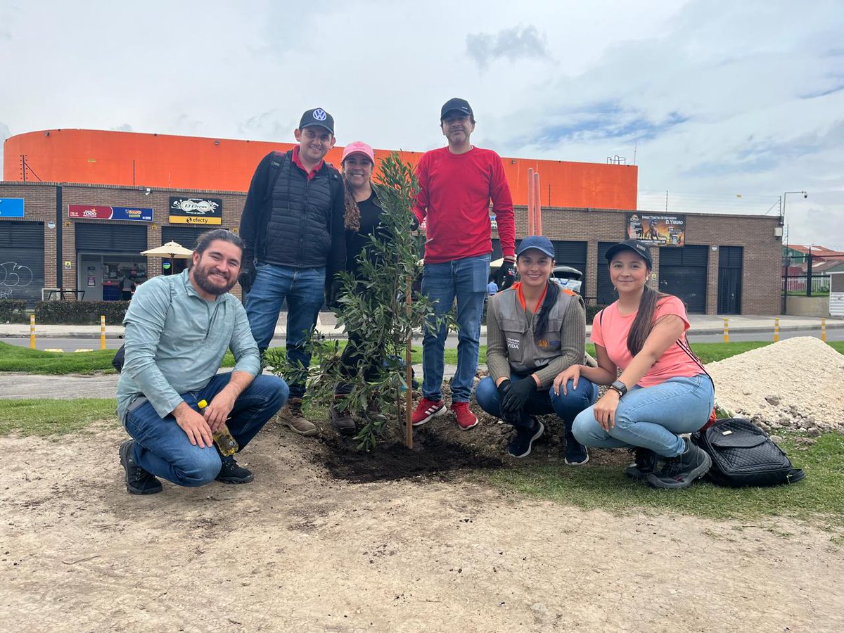 Concesión Alo Sur SAS (@alosursas) on Twitter photo ALO SUR 👷🏽♀️se unió a la jornada de siembra 🟢junto a <a href="/PavcolSAS/">Pavimentos Colombia S.A.S.</a> y <a href="/Alcaldia_Soacha/">Alcaldía de Soacha</a> en conmemoración del día mundial del árbol 🌲
Se sembraron 59 árboles 🌳en el Parque Rincon de Santafé de #Soacha 😀 ALO SUR 👷🏽♀️se unió a la jornada de siembra 🟢junto a <a href="/PavcolSAS/">Pavimentos Colombia S.A.S.</a> y <a href="/Alcaldia_Soacha/">Alcaldía de Soacha</a> en conmemoración del día mundial del árbol 🌲
Se sembraron 59 árboles 🌳en el Parque Rincon de Santafé de #Soacha 😀