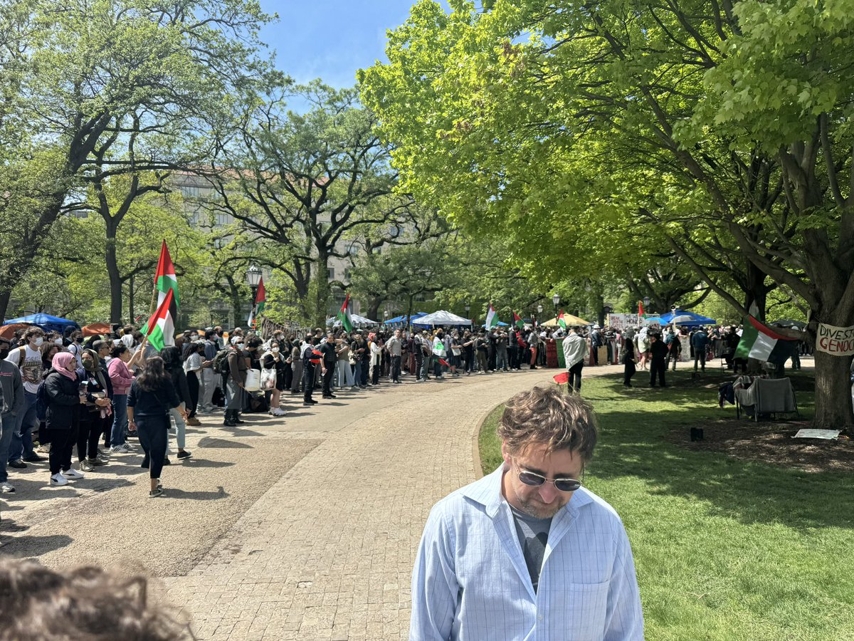 DariusJohnsonTV's tweet photo. NOW: Dueling protests @UChicago between those supporting Israel and those supporting Palestine. University police have lined the quad in riot gear separating the two. There are hundreds if not a thousand. These are students, and members of other organizations who’ve protested. https://t.co/hVlZtWyIMA