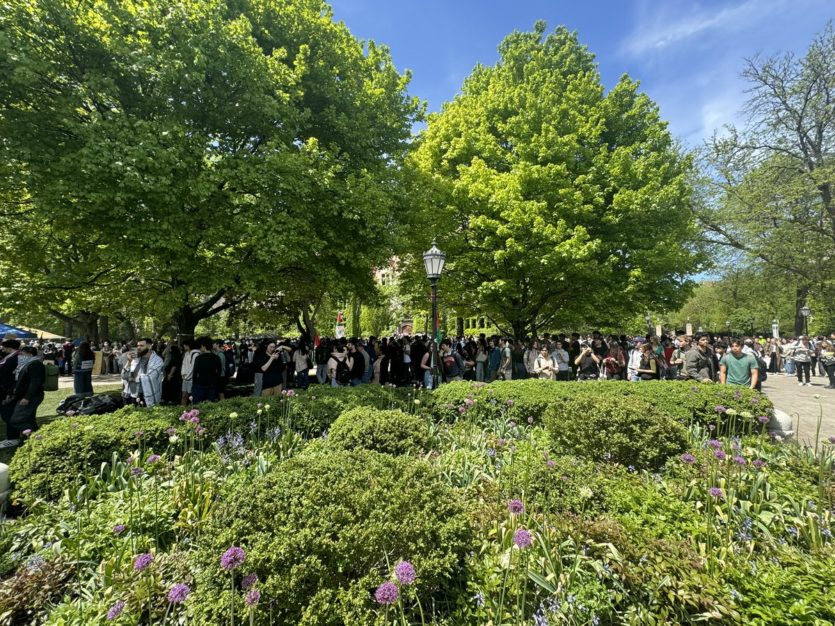 DariusJohnsonTV's tweet photo. NOW: Dueling protests @UChicago between those supporting Israel and those supporting Palestine. University police have lined the quad in riot gear separating the two. There are hundreds if not a thousand. These are students, and members of other organizations who’ve protested. https://t.co/hVlZtWyIMA