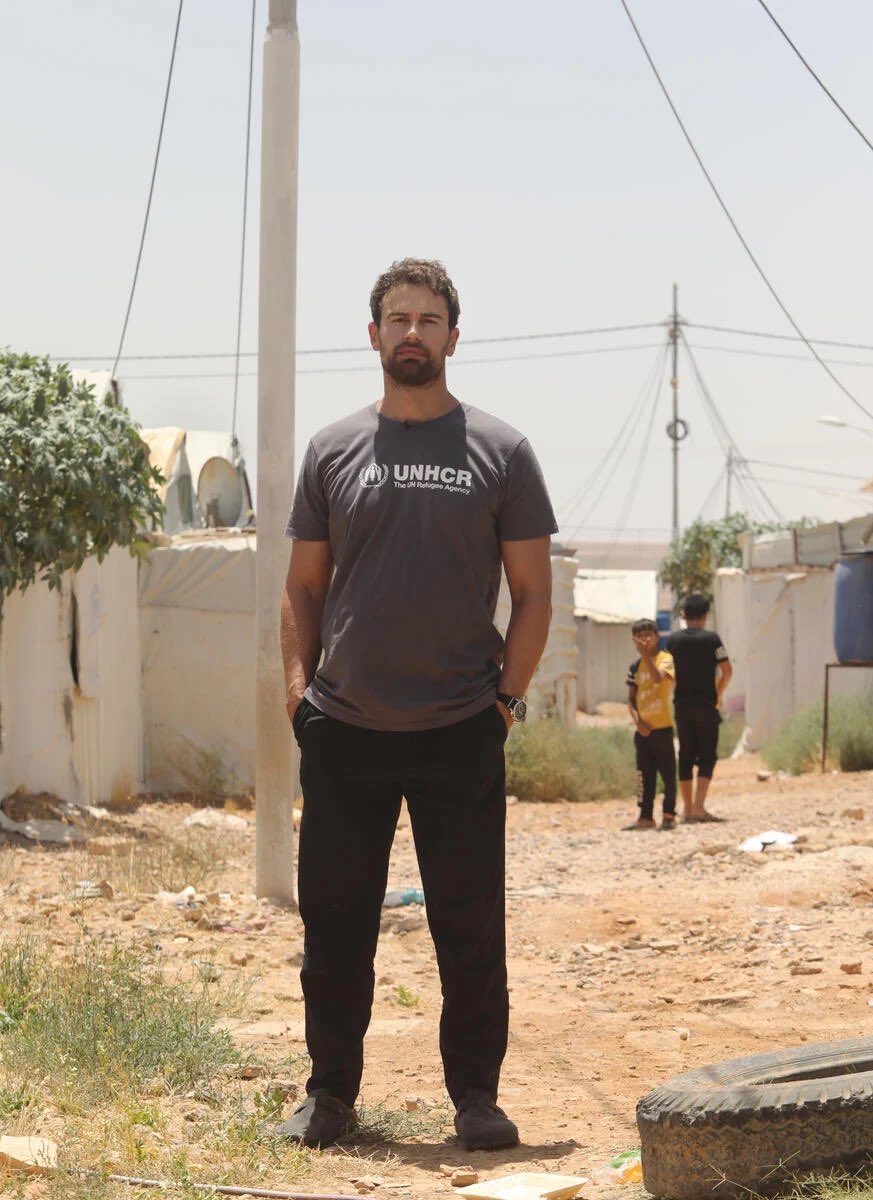 الممثل ثيو جيمس يزور اللاجئين الفلسطينيين.
